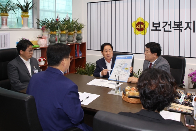 주광덕 남양주시장이 경기도의회 보건복지위원회를 방문해 ‘경기동북부 공공의료원 남양주 유치’ 당위성을 설명하고 있다. (사진=남양주시 제공)