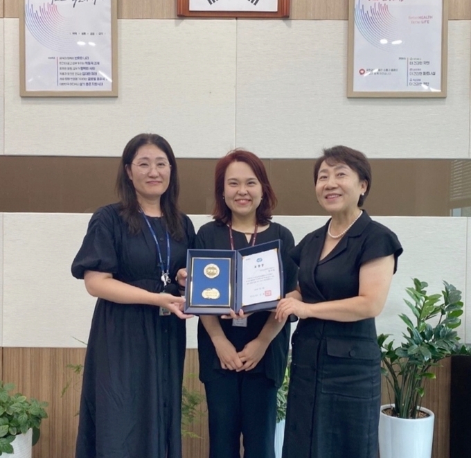 홍아림 안성지사 대리가 경기도지사 표창을 수여받고 기념촬영을 하고 있다. (사진=국민건강보험공단)