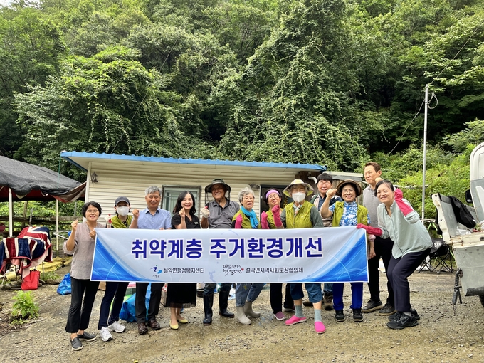 가평군 설악면 지역사회보장협의체 위원들이 열악한 환경의 저소득 어르신 주택을 방문했다. (사진=가평군 설악면 행정복지센터 제공)