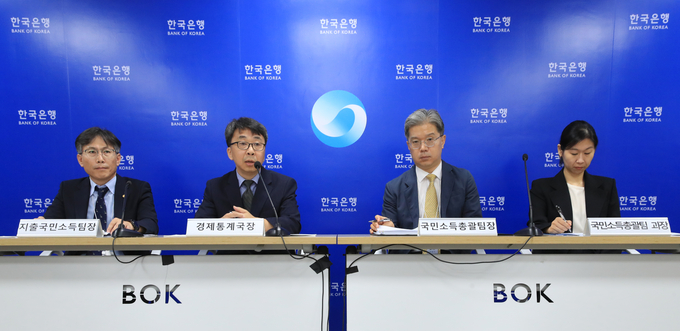 25일 서울 중구 한국은행에서 2024년 2/4분기 실질 국내총생산 설명회가 열리고 있다. 왼쪽부터 이인규 한국은행 지출국민소득팀장, 신승철 경제통계국장, 강창구 국민소득총괄팀장, 하남영 국민소득총괄팀 과장. (사진=한국은행 제공)
