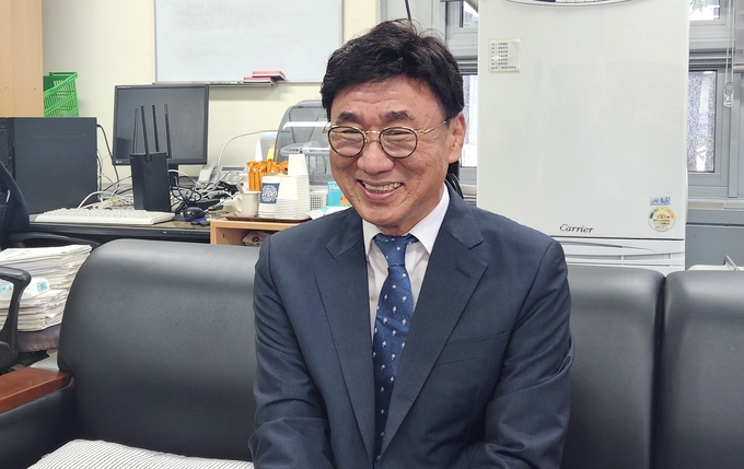 25일 인천시청 기자실에서 고남석 더불어민주당 인천시당위원장이 기자간담회를 열고 있다. ( 사진 = 박지현 기자 )