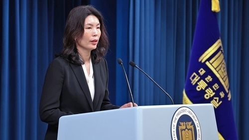 신임 대통령실 저출생대응수석에 임명된 유혜미 한양대 경제금융학부 교수가 25일 서울 용산 대통령실 청사에서 열린 정무직 인선 발표에 참석해 소감을 말하고 있다. (사진=연합뉴스)