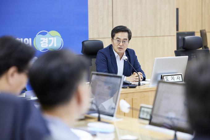 25일 경기도청에서 진행된 ‘화성 공장화재 종합보고서 제작 관련 자문위원 및 추진단 연석회의’에서 김동연 경기도지사가 발언하고 있다. (사진=경기도 제공)