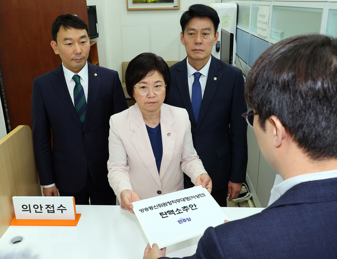 25일 오후 더불어민주당 김용민 원내정책수석부대표, 김현 과방위 간사, 한민수 과방위원이 국회 의안과에 방송통신위원장 직무대행(이상인) 탄핵소추안을 제출하고 있다. (사진=연합뉴스)