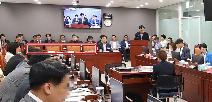 25일 경기도의회 의회운영위원회가 열린 의회운영위원회 회의장에 업무보고 대상인 경기도 비서실·보좌기관 관계자 자리(빨간 네모)가 비어 있다. (사진=경기도의회 제공)
