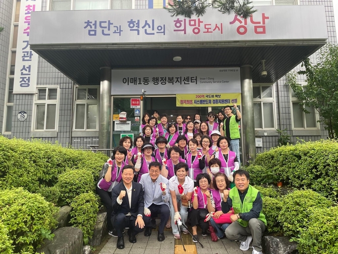 성남 분당구 이매1동 주민들이 지난 24일 집중 호우로 인해 도로변 및 산책길에 널려진 생활쓰레기를 정비에 나섰다. (사진=성남시 제공)