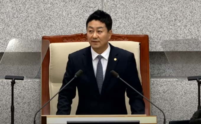 김진경 경기도의회 의장이 26일 경기도의회에서 열린 제376회 임시회 제2차 본회의에서 개회사를 하고 있다. (사진=경기도의회 본회의 생중계 캡처)