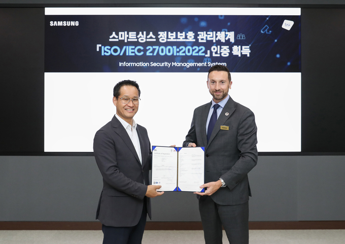 최승범 삼성전자 디지털플랫폼센터장 부사장(왼쪽)과 해롤드 프라달(Harold Pradal) 영국왕립표준협회 인증 서비스 부문장(오른쪽)이 삼성전자 디지털시티에서 기념촬영을 하고 있다. (사진=삼성전자 제공)