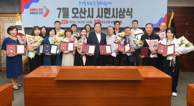 이권재 오산시장의 축하 인사와 표창장 전수 및 수여 후 기념촬영을 하고 있다. (사진=오산시 제공)
