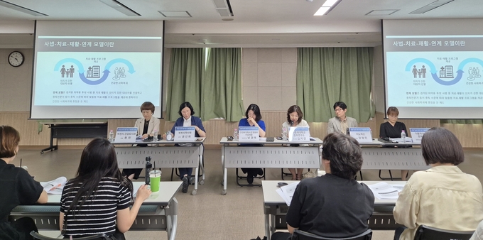 부천시가 지난 24일 부천시청 소통마당에서 ‘마약류 중독에 대한 전문가와 시민이 함께하는 정책토론회’를 개최했다. (사진=부천시 제공)