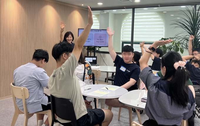  학생들이 관심믈 갖고 적극적으로 참여하고 있다.