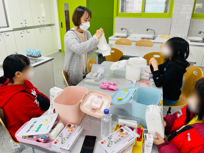 학생들이 일상생활기술훈련 프로그램을 통해 구급약품 사용하는 법을 배우고 있다. (사진=만안초등학교 제공) 