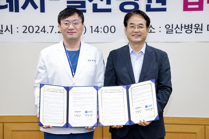 이동환 고양시장(오른쪽)과 한창훈 일산병원장이 협약서를 들어보이고 있다. (사진=고양시 제공)