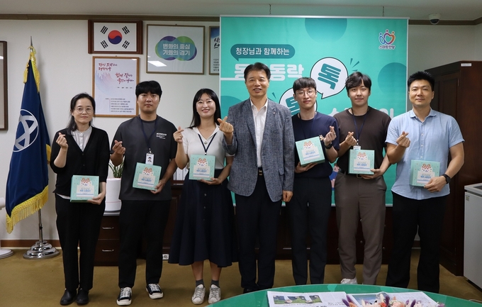 이문규 동안구청장(가운데)이 구청장실에서 '동고동락 톡톡 소통데이'행사를 가진 뒤 직원들과 기념촬영을 하고 있다. (사진=안양시 제공)
