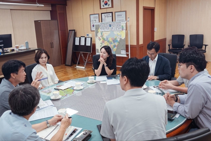 이재정 국회의원이 안양과천교육지원청을 방문해 이승희 교육장 등을 면담하고 있다. (사진=이재정 의원실 제공)