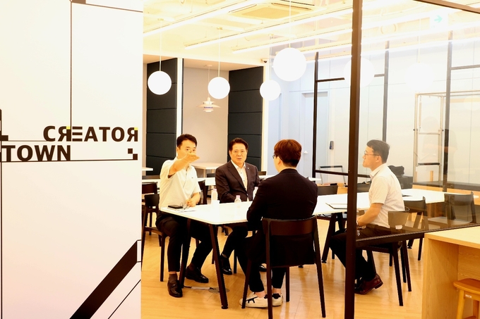 최대호 안양시장이 유망 청년 기업인 (주)포인블랙을 방문해 업체 관계자로부터 설명을 듣고 있다. (사진=안양시 제공)