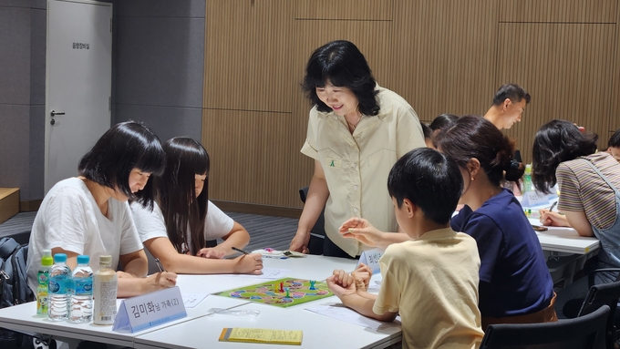 한국은행 경기본부가 개최한 '다문화가족 경제교육캠프'가 진행되고 있다. (사진=한국은행 경기본부 제공)