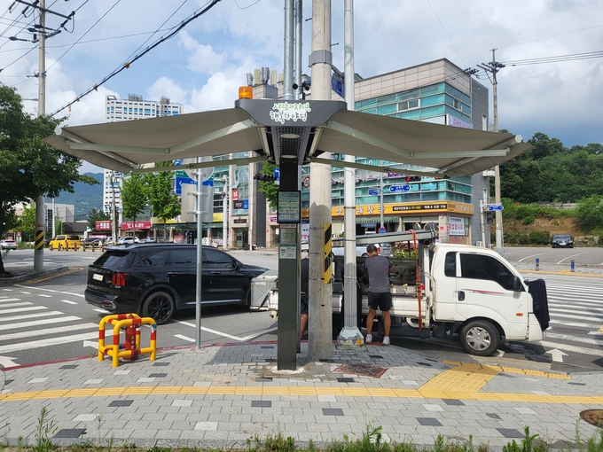 양평군 관계자들이 폭염특보에 대비해 주민들의 안전 확보를 위한 구슬땀을 흘리고 있다. (사진=양평군 제공)