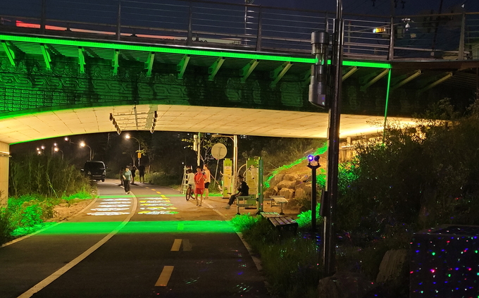 이동읍 천리 샘골1교 하천변 산책로 경관조명. (사진=용인시 제공)