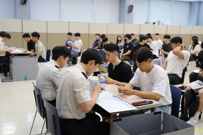 인천소방본부는 지난 26일 ‘2024년 인천소방공무원 공개(경력)경쟁 채용시험’ 최종 합격자들이 신규 채용후보자 등록하고 있다. ( 사진 = 인천소방본부 제공 )