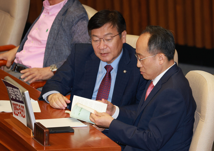 추경호 원내대표와 정점식 정책위의장.(왼쪽) (사진=연합뉴스)