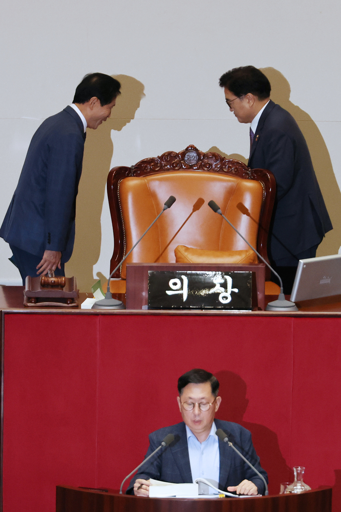 우원식 국회의장이 28일 오후 국회 본회의에서 유용원 국민의힘 의원의 방송문화진흥회법 반대 무제한토론이 진행되는 사이 이학영(민주) 국회부의장과 의장석을 교대하고 있다.. 주호영(국힘) 국회부의장이 ‘방송4법’ 처리를 위한 국회 본회의 사회를 거부함에 따라 우 의장과 이 부의장은 3시간마다 번갈아 가며 의장석을 지키고 있다. (사진=연합뉴스)