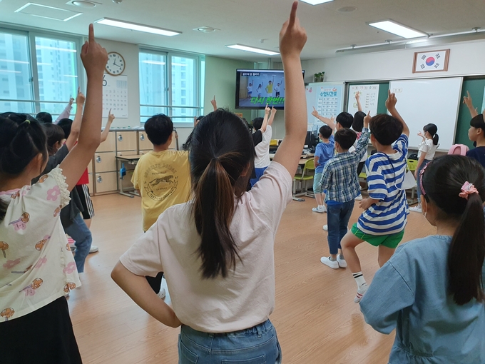 보름초등학교 학생들이 체육활동 프로그램인 '어깨동무 체조'에 참여하고 있다. (사진=보름초등학교 제공)
