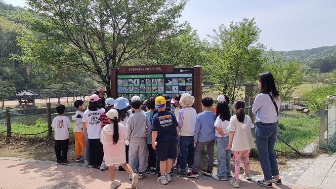 군포시청소년재단 군포시진로교육협력센터가 관내 초등학교 3학년생들을 대상으로 군포탐험대를 진행했다. (사진=군포시청소년재단 제공)