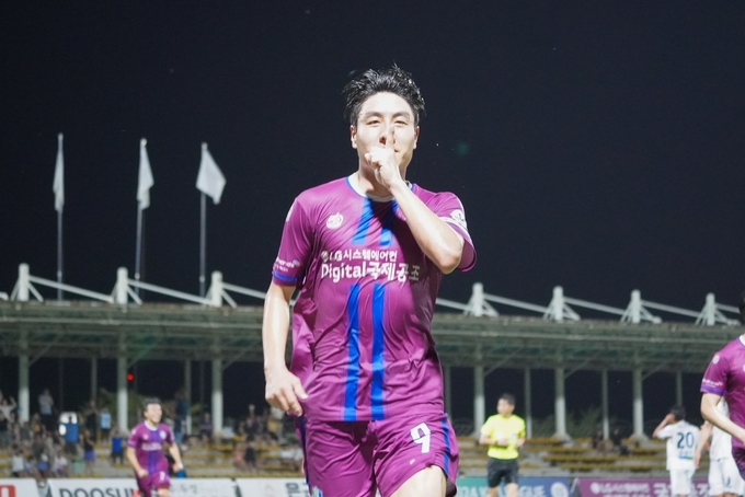남양주FC 유주안 선수가 29일 평창유나이티드와의 홈경기에서 승리골을 터트린 뒤 세리머니를 하고 있다.(사진=남양주시 제공)