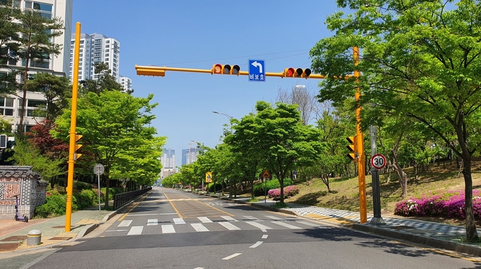 어린이보호구역에 설치된 노란 신호등 모습. ( 사진 = 인천시 제공 )
