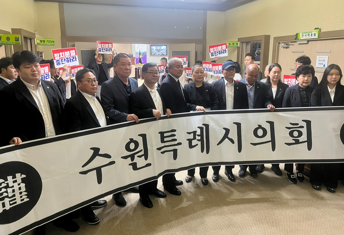 수원시의회 국민의힘 의원들과 더불어민주당 의원들이 본회의장 앞에서 시위를 벌이는 모습. (사진=장진 기자)