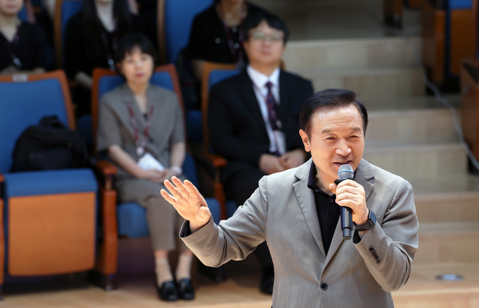 29일 도교육청 남부청사에서 열린 경기도교육전문직 임용예정자 직무연수에서 임태희 경기도교육감이 발언하고 있다. (사진=경기도교육청 제공)