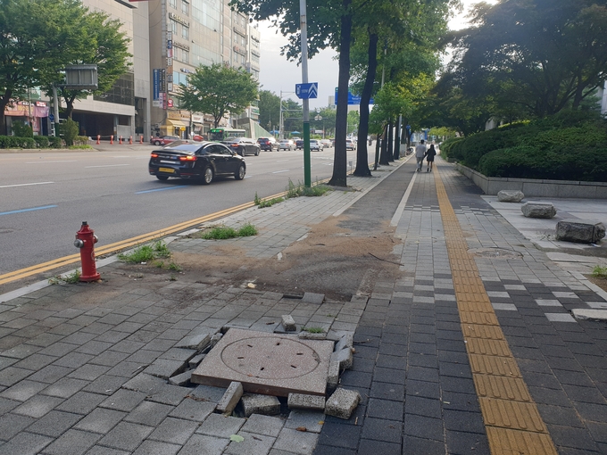 30일 오전 인천 남동구 인주대로 인근 맨홀뚜껑과 주변 보도블럭이 훼손돼 있다. 