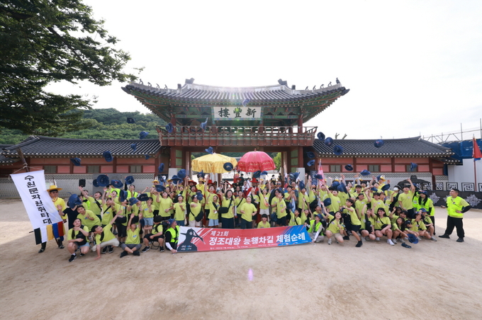'제21회 정조대왕 능행차길 청소년 체험순례'에 참여한 청소년 순례단의 모습. (사진=수원시 제공)