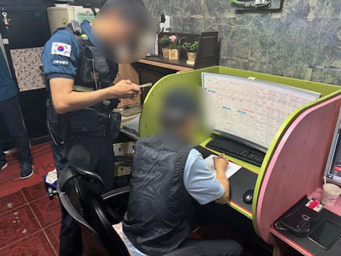  안산시 단원구 지곡로의 한 불법 사설 경마장을 단속 중인 경찰. (사진=경기남부경찰청 제공)