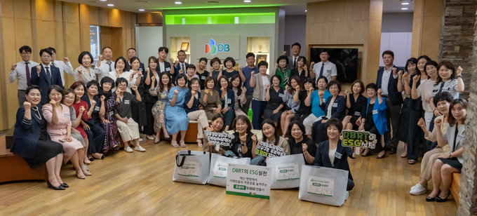 DB손해보험 우수영업가족 DBRT(DB Round Table) 50명이 키트를 제작하고 기념촬영을 하고 있다. (사진=DB손해보험 제공)