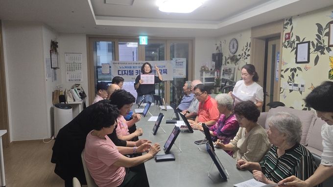 김포시 운양동 행복복지센터에서 키오스크 이용법에 대한 교육을 받고 있는 어르신들이 전문 강사의 설명을 듣고 있다. (사진=김포시 운양동 행정복지센터 제공) 