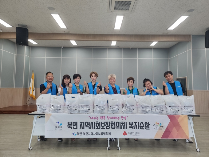 가평 북면 지역사회보장협의체 위원들이 최근 관내 취약계층 20가구에 직접 삼계탕을 준비해 전달했다. (사진=가평군 북면 행정복지센터 제공)