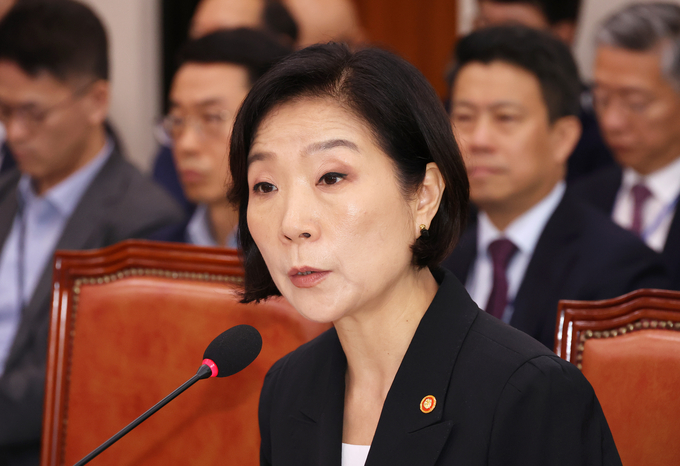 오영주 중소벤처기업부 장관이 30일 오전 국회 산업통상자원중소벤처기업위원회 전체회의에 참석해 의원 질의에 답변하고 있다. (사진=연합뉴스)
