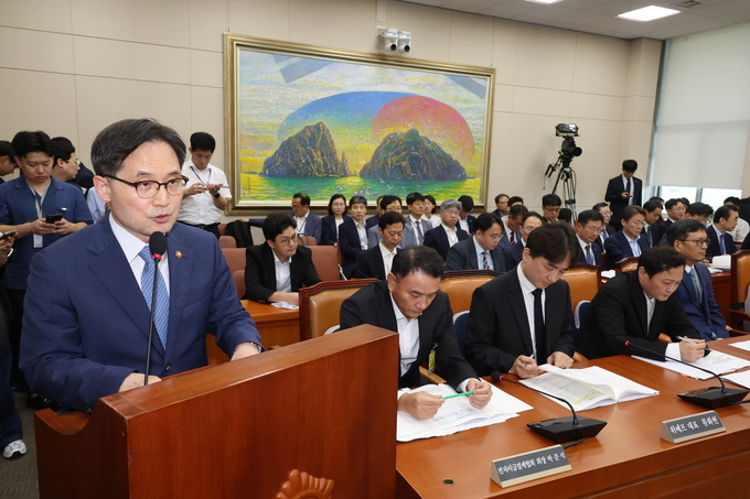 30일 오전 국회 정무위원회에서 열린 '티몬·위메프 정산 및 환불 지연 사태‘ 관련 긴급 현안 질의에서 한기정 공정거래위원장(왼쪽 첫 번째)이 업무 보고 하고 있다. (사진=연합뉴스)
