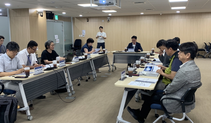 경기도의료원 6개 병원 운영정상화 태스크포스(TF) 위원회가 지난 26일 경기도의회에서 ‘경기도의료원 운영 정상화 연구용역’ 최종보고회를 진행하고 있다. (사진=경기도의회 제공)