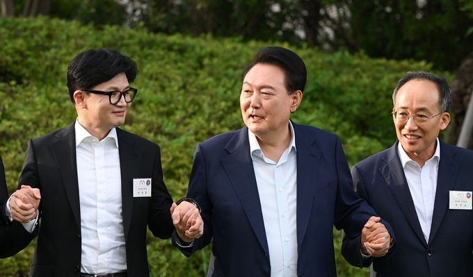 윤석열 대통령은 7월 24일 국민의힘 신임 지도부와 당대표 출마자, 당직자들을 대통령실 파인그라스에 초청해 만찬 회동을 했다. (사진=대통령실 제공)