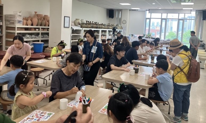 지난 26일 다드림지역아동센터 이용자들이 서구 녹청자박물관에서 체험활동을 하고 있다. ( 사진 = 인천시 제공 )