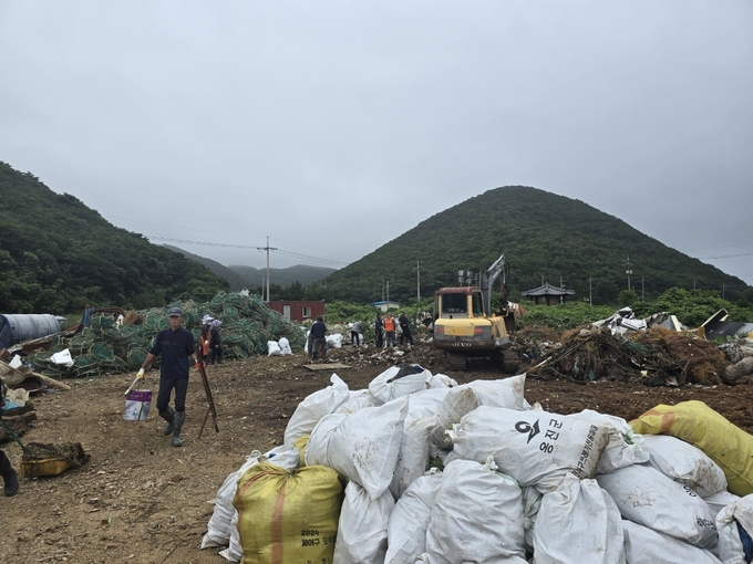 지난 29일 옹진군 백령면 두무진에서 마을 주민, 면사무소 직원 등 50여 명이 폐기물 15톤을 수거하는 대청소를 실시했다. ( 사진 = 옹진군 제공 )