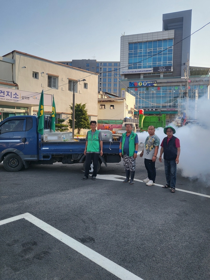 가평 설악면 새마을지도자협의회가 방역 봉사를 실시했다. (사진=가평군 설악면 행정복지센터 제공)