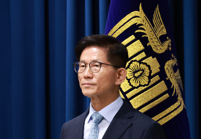 31일 오전 서울 용산 대통령실 청사 브리핑실에서 열린 인사브리핑에서 김문수 고용노동부 장관 후보자가 정진석 대통령 비서실장의 발표 내용을 들으며 자리하고 있다. (사진=연합뉴스)