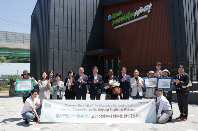  무손다 뭄바 람사르협약 사무총장 일행 람사르 고양장항습지생태관 방문. (사진=고양시 제공)