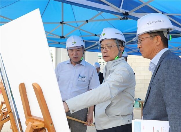 이한준 LH 사장이 31일 남양주왕숙지구와 구리갈매역세권지구를 방문해 사업 추진현황을 점검하고 있다. (사진=LH 제공)