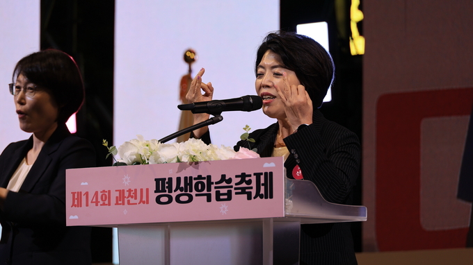 지난 4월 열린 평생학습축제에서 신계용 과천시장이 수어로 인사말을 하고 있다. (사진=과천시 제공) 