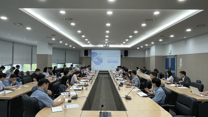 31일 경기R&DB센터 대회의실에서 경기도 등 지자체와 구글 등 기업 관계자들이 ‘경기 생성형 인공지능(AI) 데이터플랫폼 사전 컨설팅 사업’ 중간보고회를 진행하고 있다. (사진=경기도 제공)